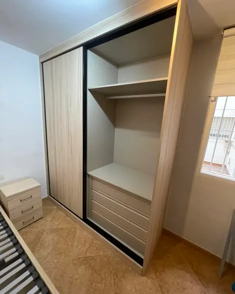 Armario empotrado con puertas correderas
