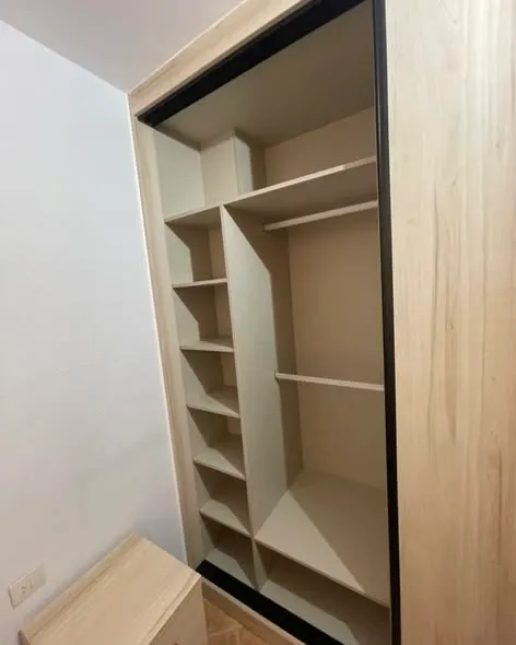 Interior de armario organizado