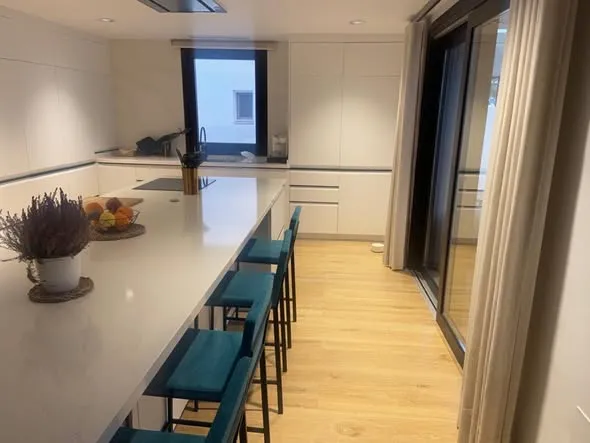 Cocina blanca compacta