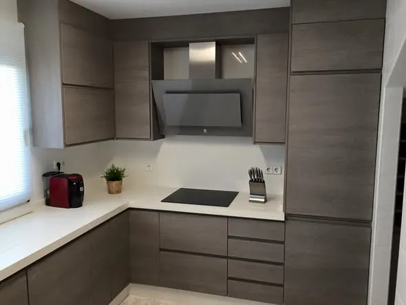 Cocina gris con columnas