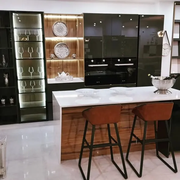 Cocina de diseño con frentes negros y madera