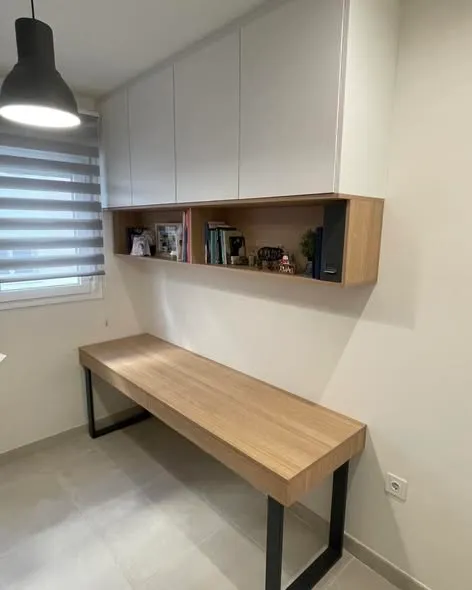 Escritorio de roble y muebles altos