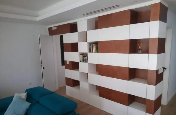 Librería a medida en dos tonos