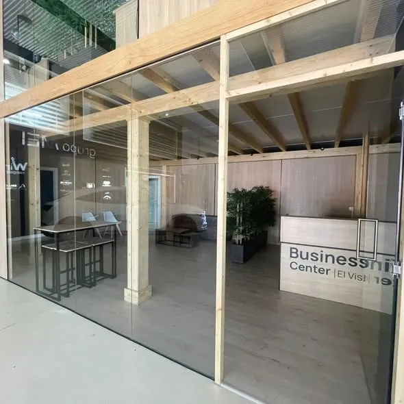 Puertas y divisiones de cristal con perfil de madera en oficinas