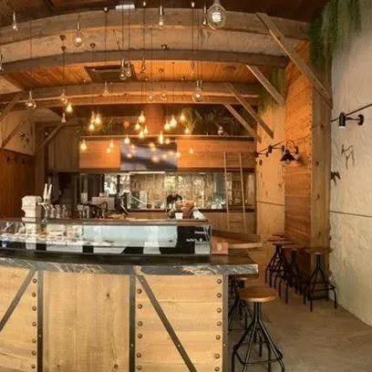 Barra y revestimientos de madera en un restaurante