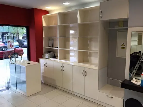Lámparas y decoración en la tienda