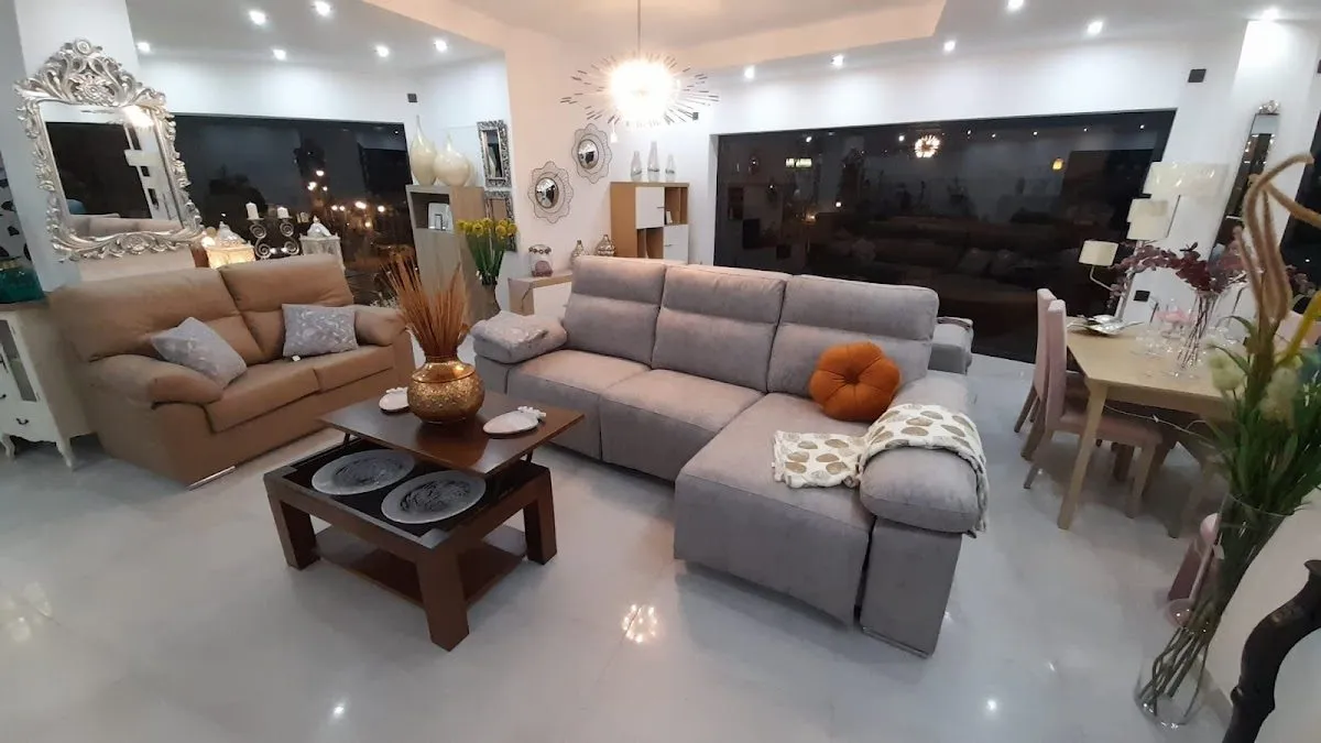 Exposición de sofás y muebles en la tienda